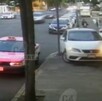 Auto sobre la banqueta luego de que conductora perdiera el control en Azcapotzalco
