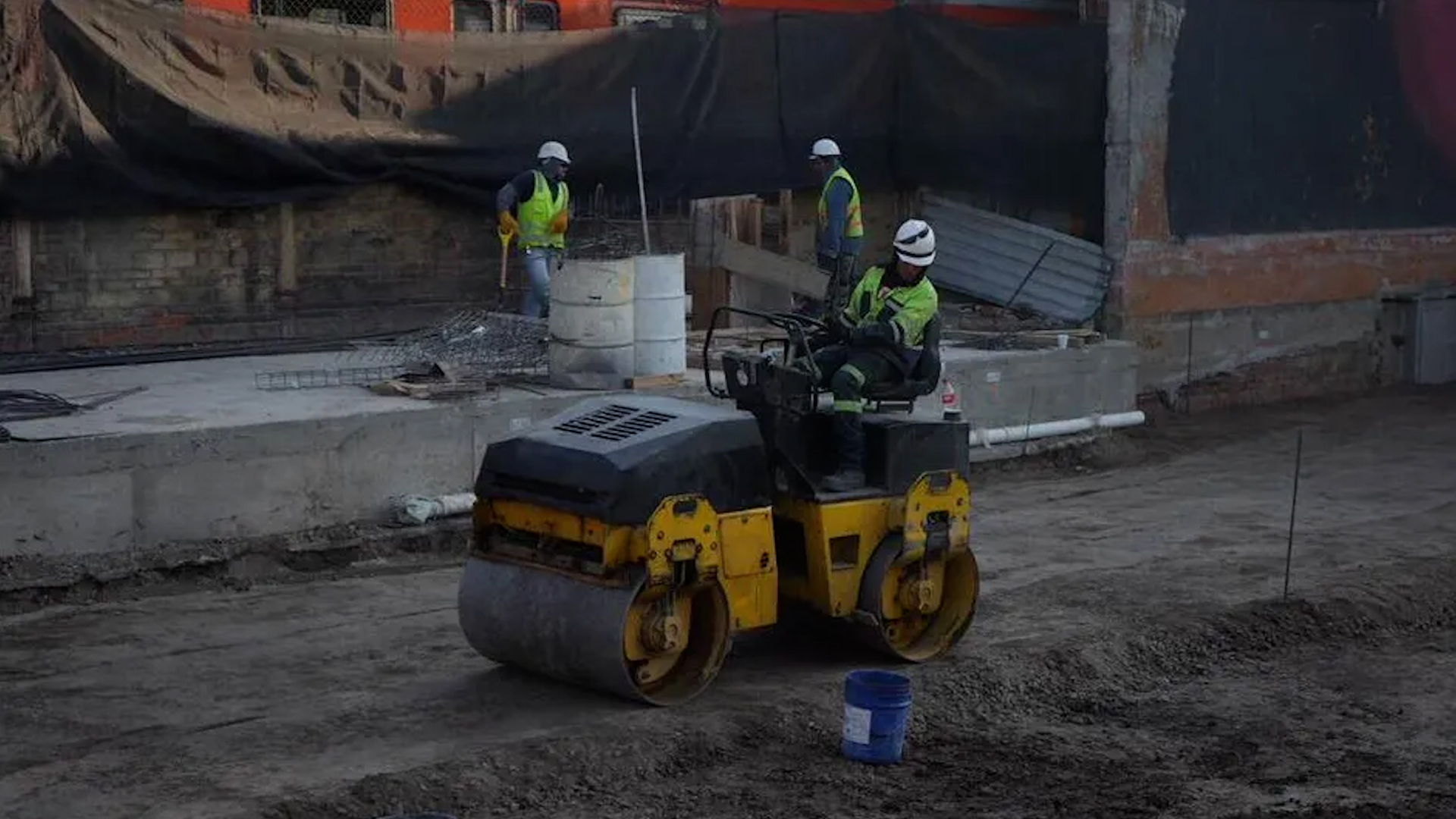 Usuarios del STC Metro tienen que caminar entre material de construcción y escombros.