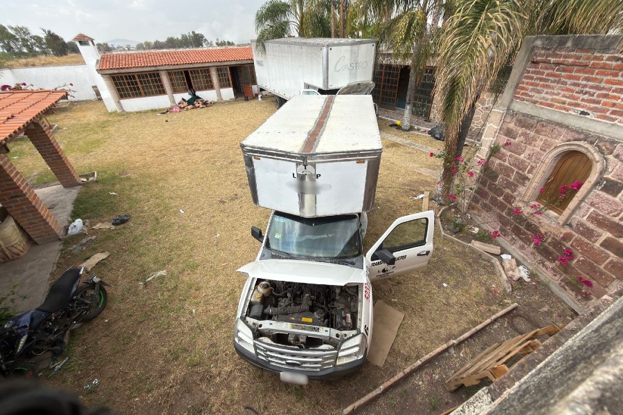 Vista aérea de un camión de carga estacionado dentro de una vivienda en Tlajomulco