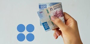 Una mano sosteniendo un billete doblado de 500 pesos mexicanos con un logo del SAT a un lado