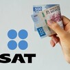 Una mano sosteniendo un billete doblado de 500 pesos mexicanos con un logo del SAT a un lado