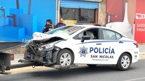 Patrulla estrellada contra poste