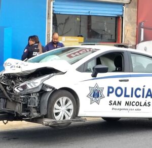 Patrulla estrellada contra poste