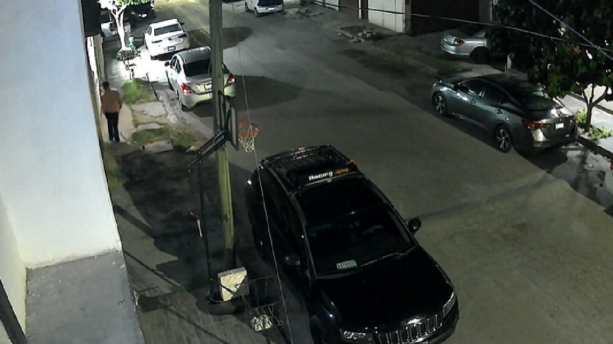 Hombre captado mientras robaba un casco de una vivienda en Villas La Merced de Torreón