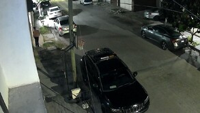 Hombre captado mientras robaba un casco de una vivienda en Villas La Merced de Torreón