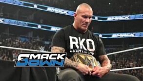 Randy Orton portando el campeonato de WWE en un episodio de SmackDown.
