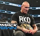 Randy Orton portando el campeonato de WWE en un episodio de SmackDown.