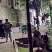 Militares del Ejército y Oficiales de la Policía de Michoacán en un parque con peritos forenses en un área acordonada