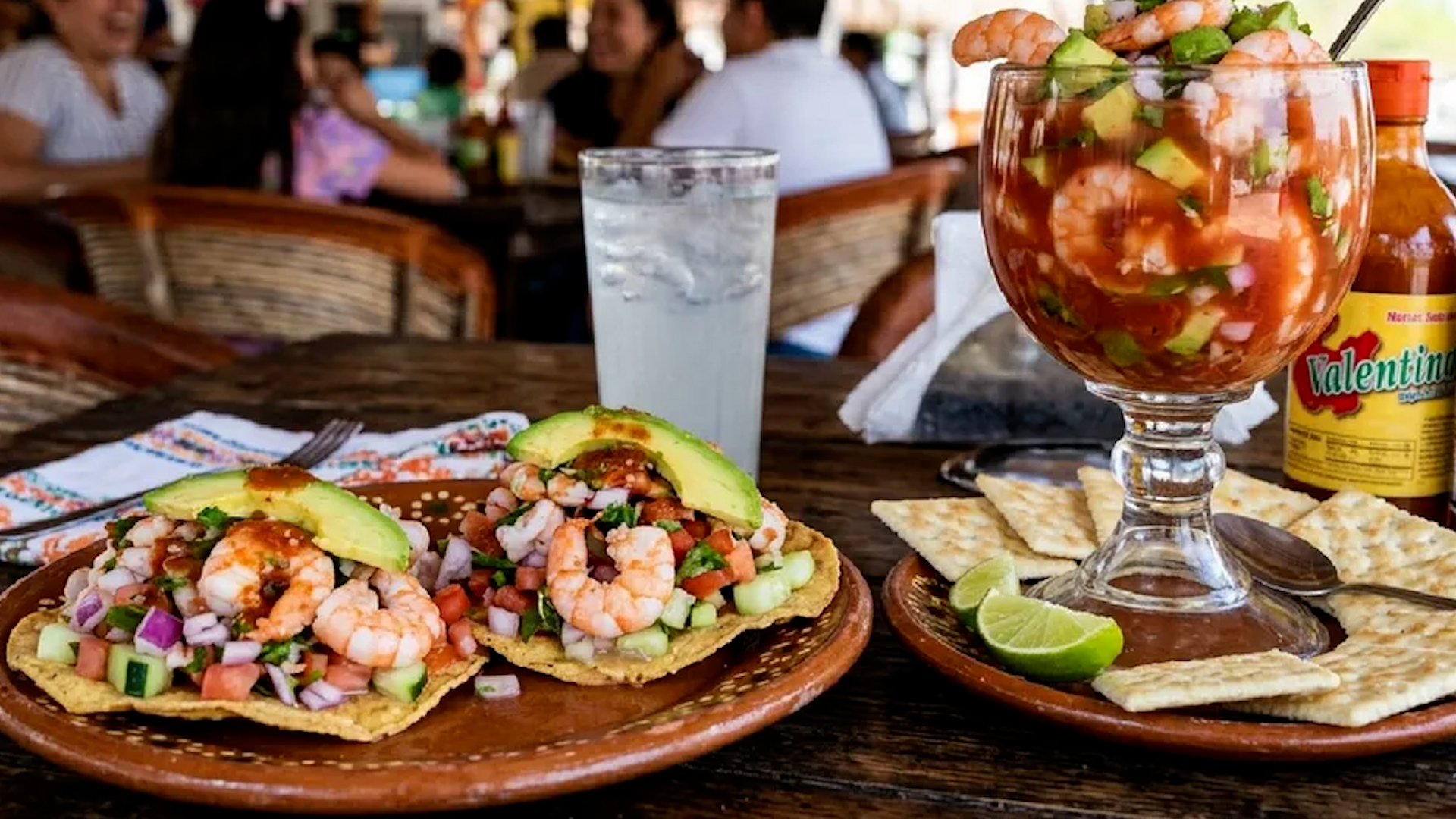 Familias regias se dan cita en distintos negocios de venta de mariscos por las festividades de Semana Santa.