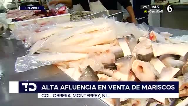 Familias regias se dan cita en distintos negocios de venta de mariscos por las festividades de Semana Santa.