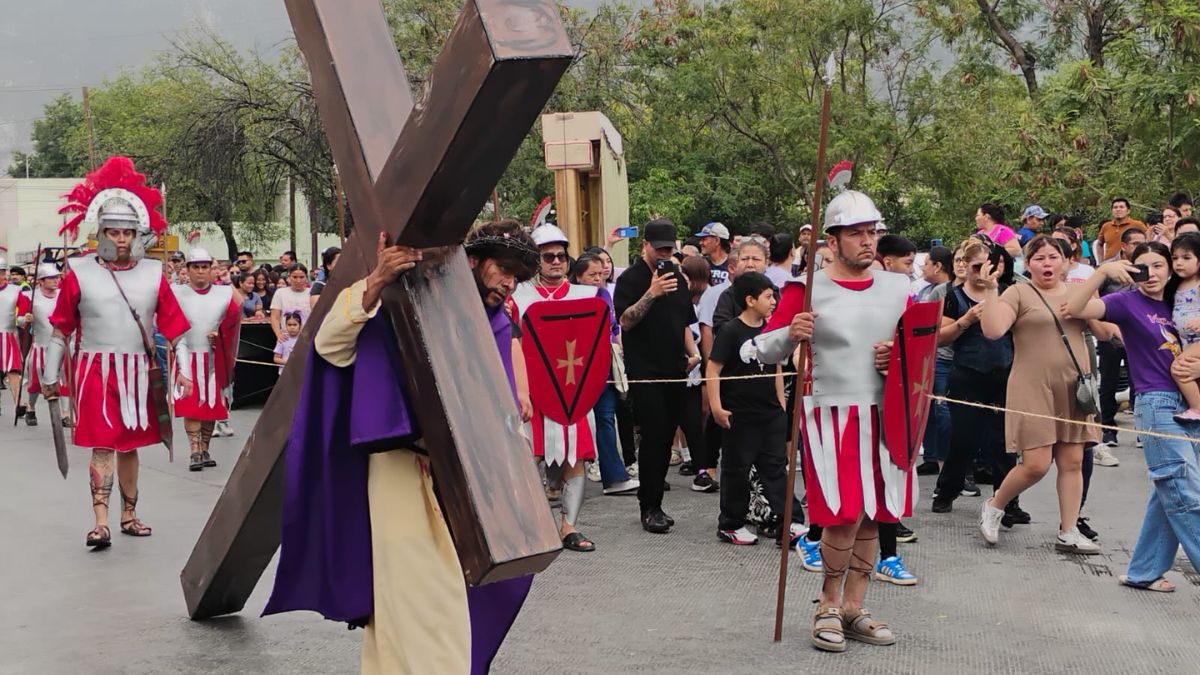 Personas en viacrucis