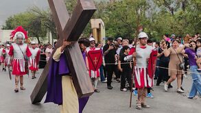 Personas en viacrucis