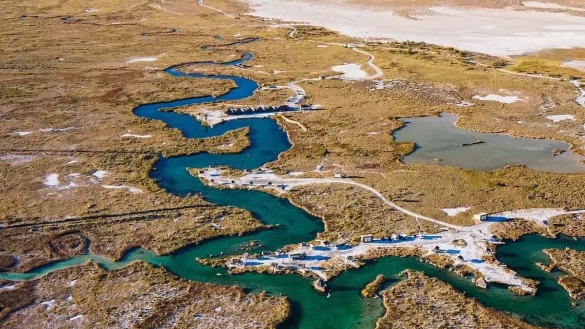 Vista aérea del Río Mezquites en Cuatrociénegas, con sus característicos cuerpos de agua azul turquesa rodeados de desierto.