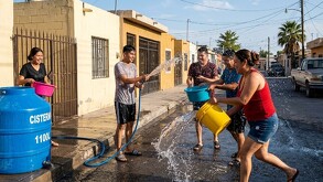 Personas mojándose en la calle imagen generada con IA de Gemini.
