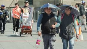 Personas cubriéndose del sol por calor en CdMx