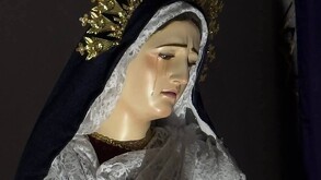 Imagen de Vírgen llorando en una iglesia.