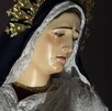 Imagen de Vírgen llorando en una iglesia.