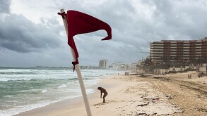Bandera roja en playa