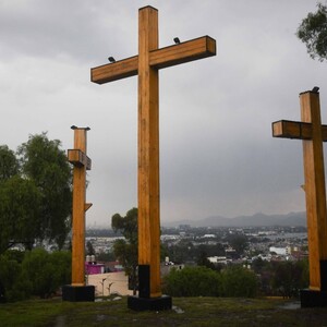 Cruces en el Cerro de la Estrella, lugar donde será la Pasión de Cristo en Iztapalapa 2026.