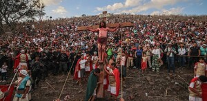 El Viacrucis viviente representa la Pasión de Cristo en calles de Tlaquepaque.