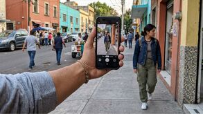 Persona tomándole foto a una mujer sin su consentimiento