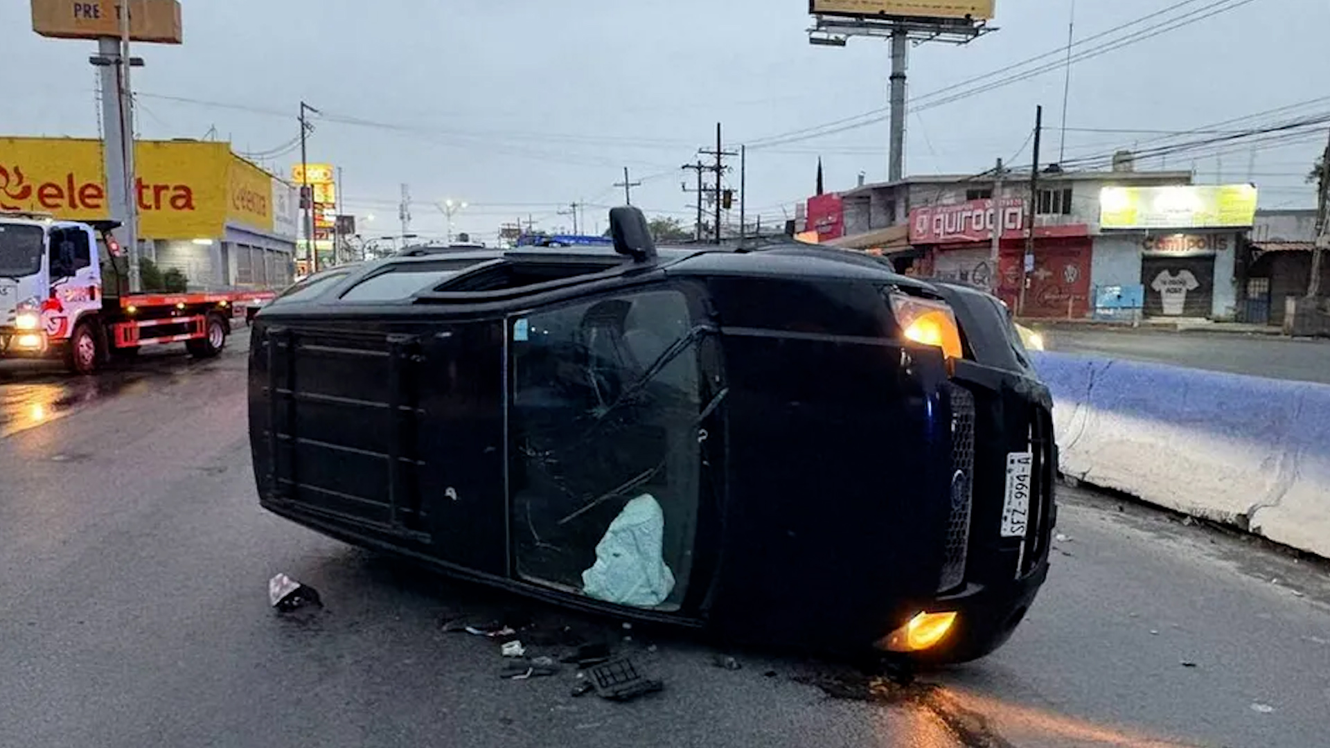 El conductor de una camioneta resultó lesionado luego de volcar la unidad en la que se trasladaba sobre el bulevar Acapulco, en el municipio de Guadalupe.