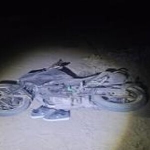 Autoridades auxiliando a un joven motociclista que sufrió una aparatosa caída y perdió la vida en San Pedro.