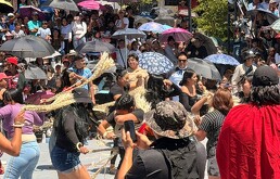 a Cuereada representa el arrepentimiento simbólico tras la crucifixión en la tradición local.