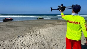 Menor es rescatado de ahogarse en playa de Michoacán