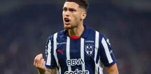Lucas Ocampos con semblante molesto en un partido de Rayados.