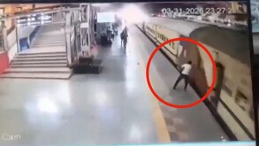 Joven que intentaba ingresar al tren es arrollado por el mismo en la India.