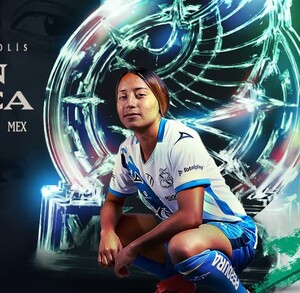 Joselyn Solís en la foto de Club Puebla tras su convocatoria a la Selección Mexicana sub-20.