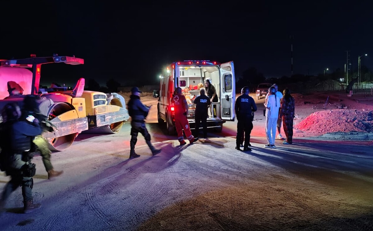 Paramédicos atendiendo a un hombre que fue atacado con arma blanca en el ejido La Perla de Torreón