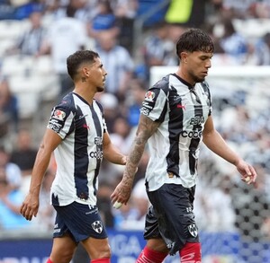 Jugadores de Rayados saliendo tristes del partido ante San Luis