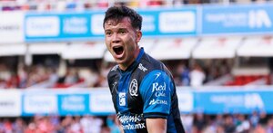 Jugador de Gallos Blancos celebrando el gol ante Toluca.