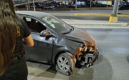 Automóvil que participó en un accidente al evitar atropellar a un perro en periférico de Torreón.