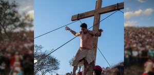 Actor que representaba a uno de los ladrones fue auxiliado tras caer durante la Judea en San Martín de las Flores.