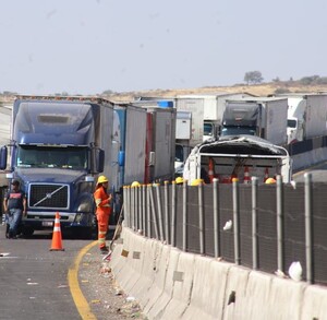 Eesde el pasado lunes a las 10:00 de la mañana los productores agrícolas se han mantenido firmes en el bloqueo del tramo federal 90 Pénjamo-Santa Ana Pacueco.