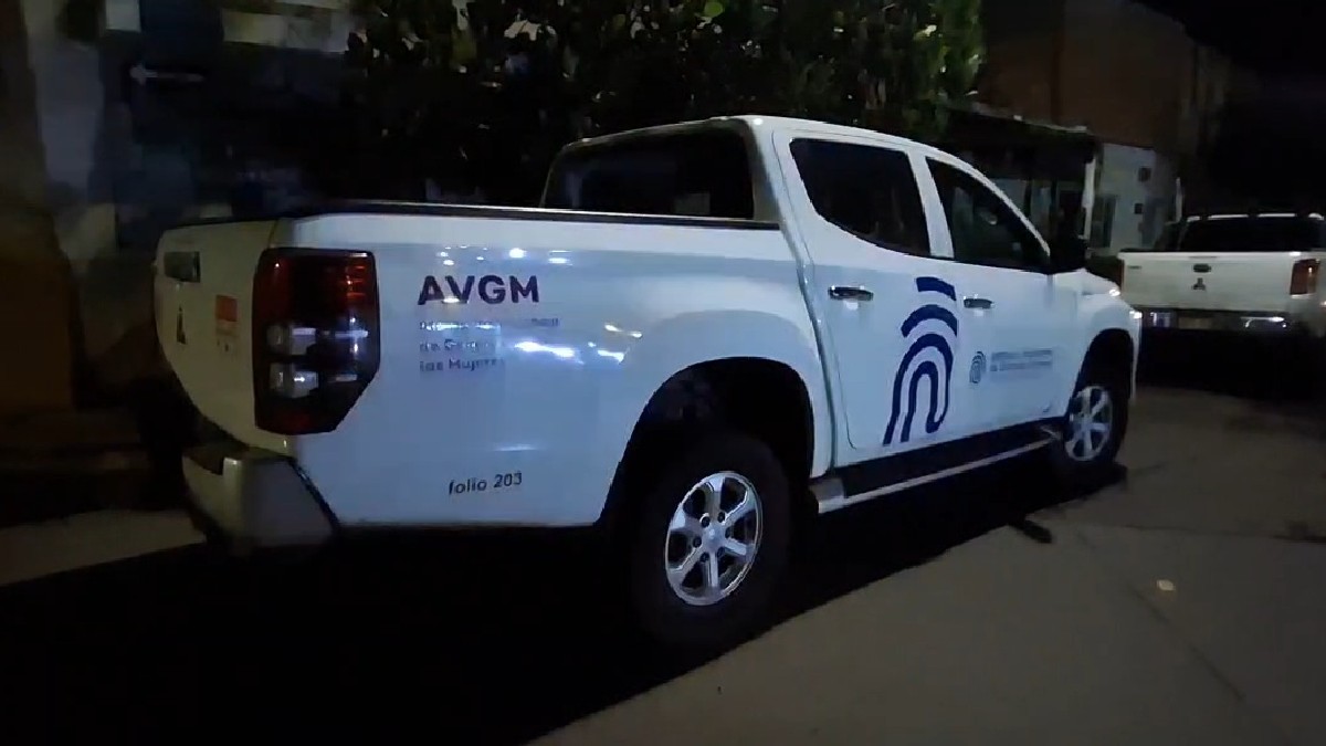 Bomberos trabajaron para sofocar las llamas durante la madrugada.