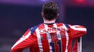 Brian Gutiérrez esperando en el banderín de corner con Chivas.