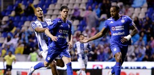 Jugadores de Cruz Azul y Pachuca en el partido de Jornada 13.