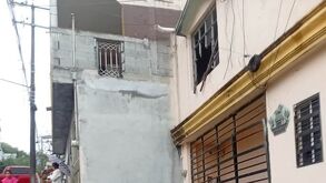 Movilización policial en la calle Álvaro Orozco por el deceso de un hombre, se investiga caída.