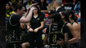 Jugadoras de Fuerza Regia Femenil durante el partido ante Correcaminos UAT.