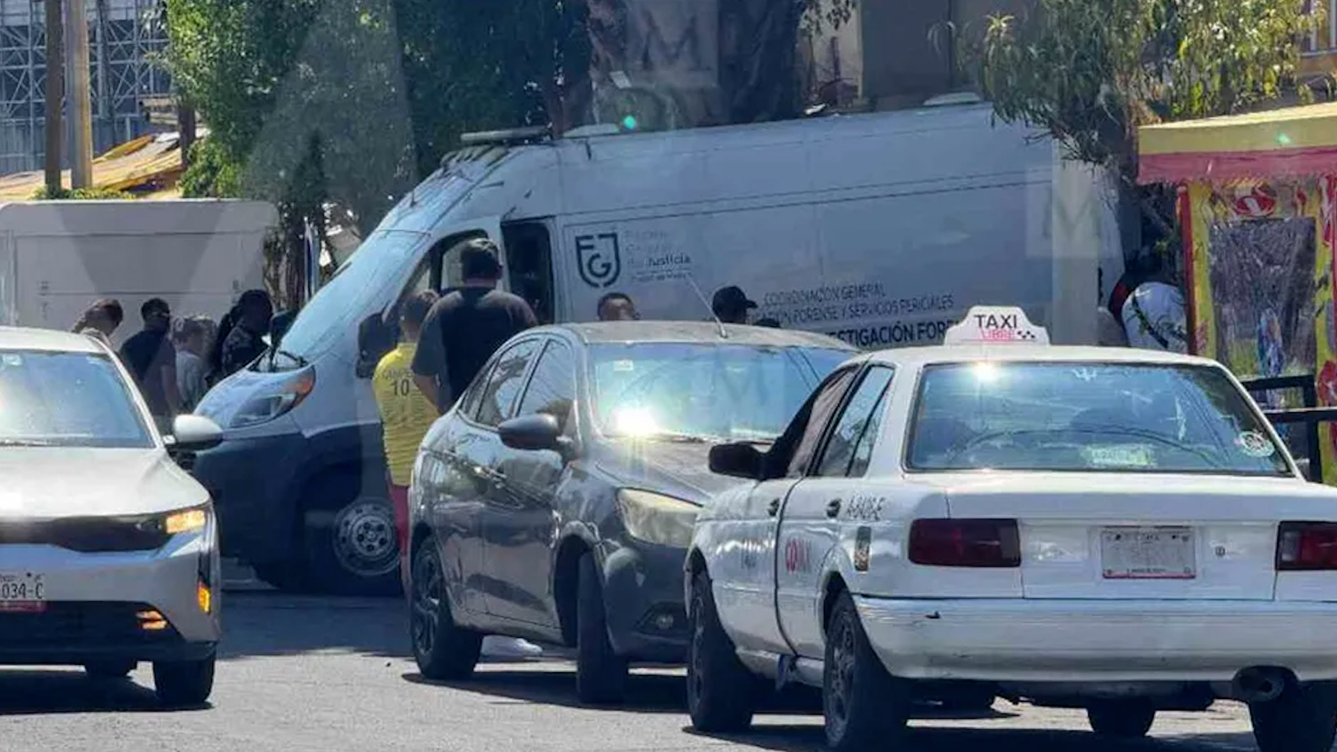 Una mujer de 28 años y un hombre de 33 años fueron hallados muertos dentro del baño de su vivienda en Peñón de los Baños; autoridades investigan.