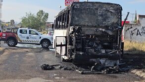 Transporte de personal se incendia por completo en El Salto