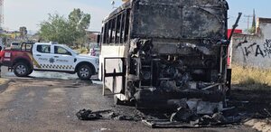 Transporte de personal se incendia por completo en El Salto