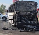 Transporte de personal se incendia por completo en El Salto