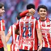 Brian Gutiérrez, Daniel Aguirre y Richard Ledezma, todos nacidos en Estados Unidos, festejando un gol con Chivas.