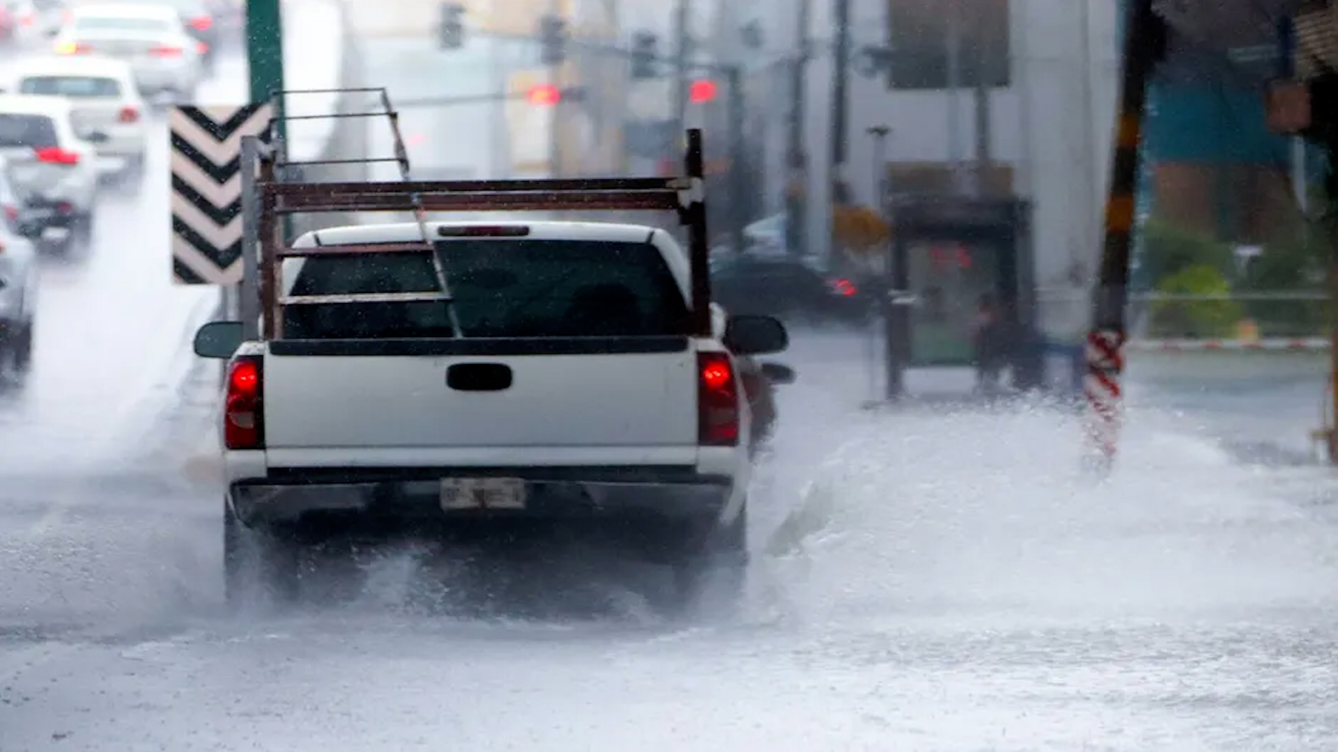 La lluvias presentadas desde temprano han causando acumulación en vialidades principales del municipio de Guadalupe en Nuevo León.
