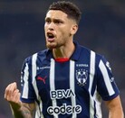 Lucas Ocampos con semblante molesto en un partido de Rayados.
